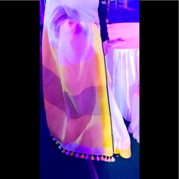 ❌❌SOLD❌❌Beautiful original linen saree in off white n yellow colour with tassels - Picture 1 of 9